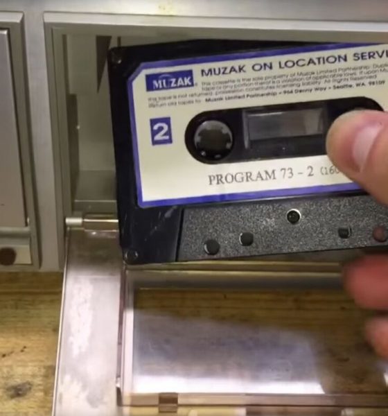 Red dine gamle kassettebånd med en computer og en brugt båndoptager